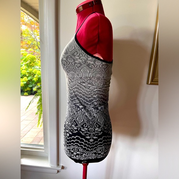 Black and White Patterned Tank Top - Picture 4 of 9